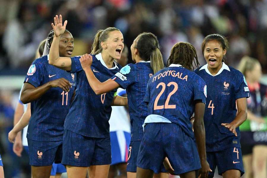 Sandie Toletti célébrant la victoire de l'équipe de France face à l'Angleterre avec Selma Bacha à l'Euro 2025, le 5 juillet 2025.