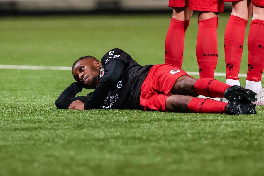 Arthur Zagre ligt op het tapijt in het Van Donge en De Roo Stadion