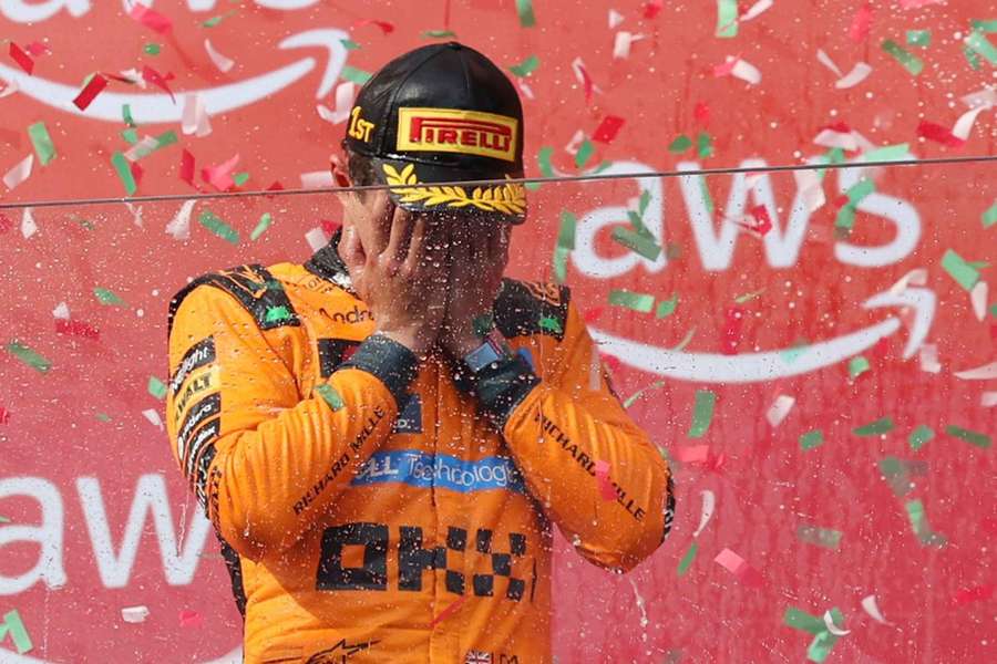 Lando Norris při oslavách vítězství na okruhu v Maďarsku.