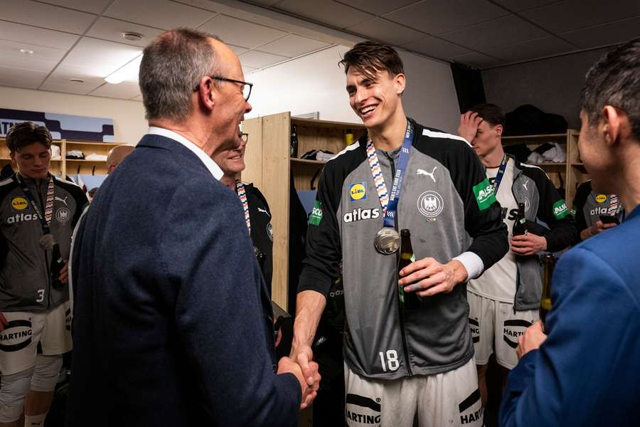 Julian Köster (r.) schüttelt die Hand von Bundeskanzler Merz