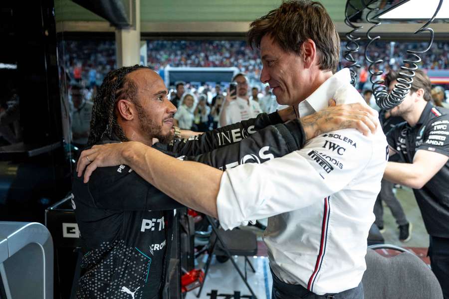 Lewis Hamilton (I) y Toto Wolff (D)