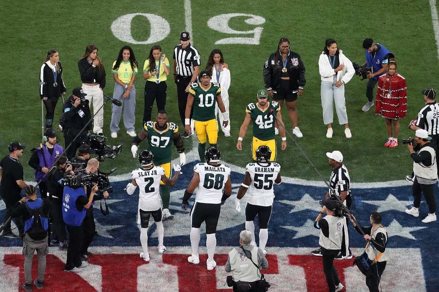 Medalhistas olímpicas participaram do cara ou coroa do primeiro jogo da NFL no Brasil