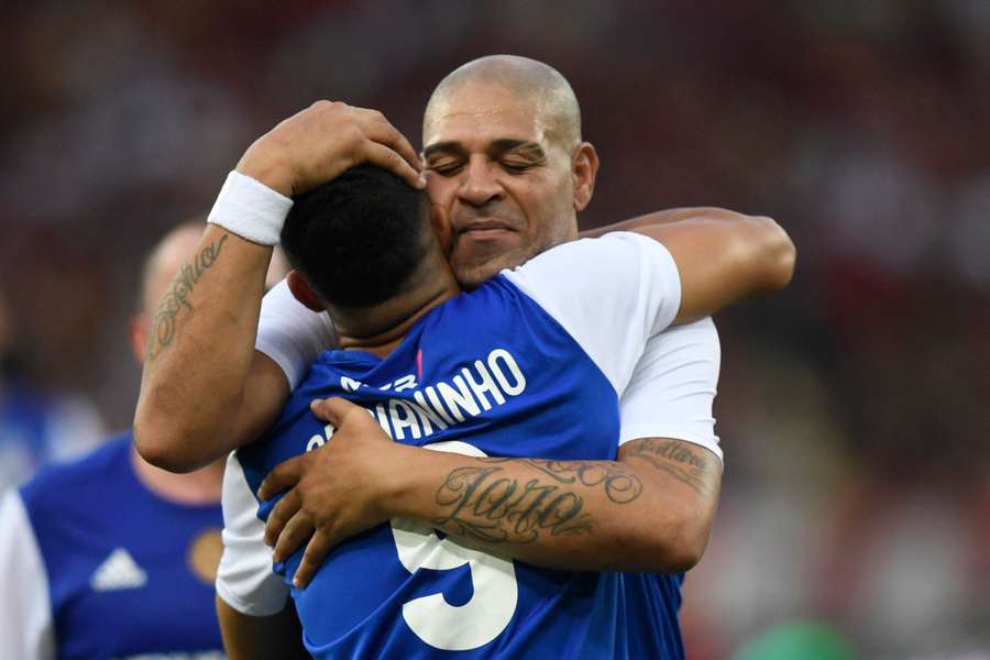 Adriano abraça o filho Adrianinho após gol no Maracanã