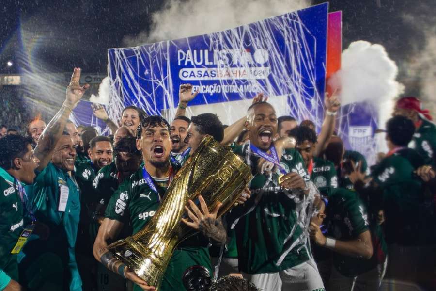 Palmeiras ergue a taça de campeão paulista pela 5ª vez nos últimos sete anos Palmeiras ergue a taça de campeão paulista pela 5ª vez nos últimos sete anos