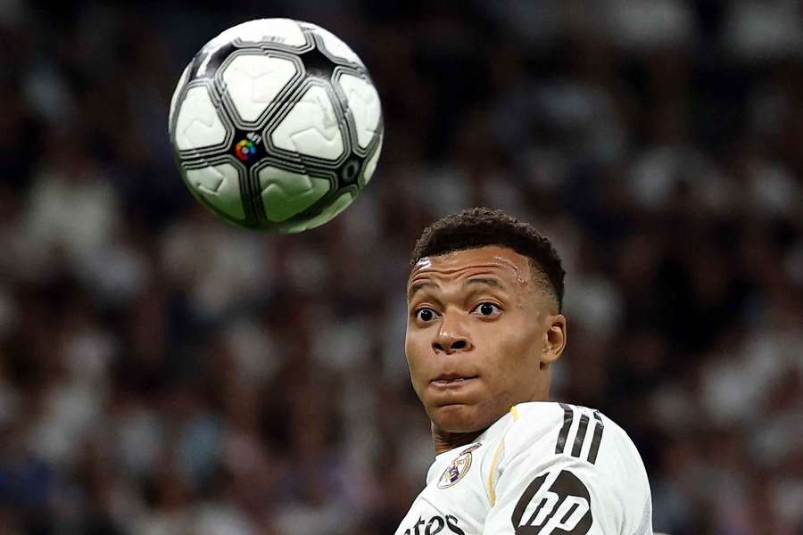 Mbappé pretende hipnotizar el balón 