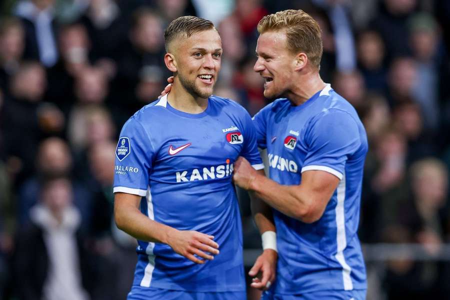 Dani de Wit en Jesper Karlsson vieren een doelpunt tijdens de wedstrijd tegen FC Groningen op 1 oktober 2022