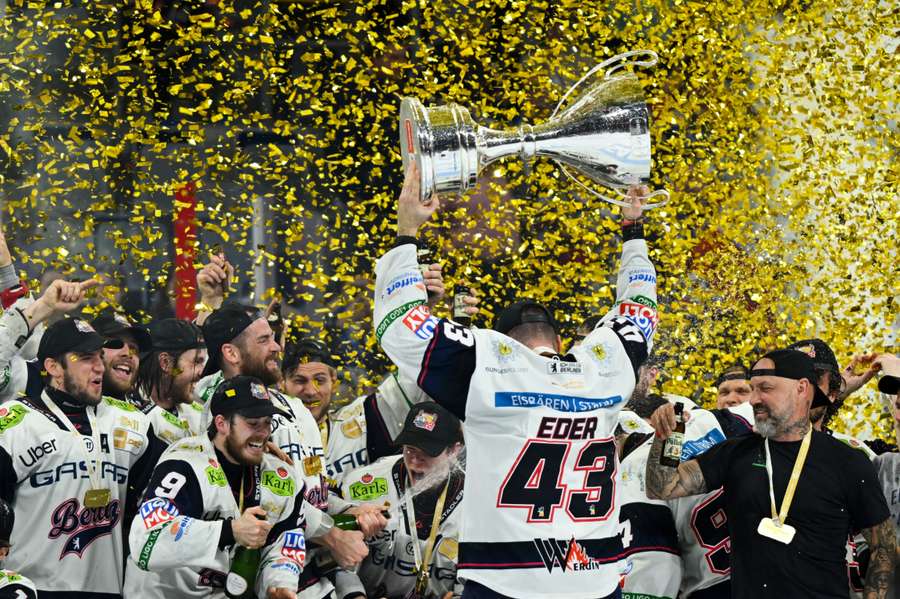 Eder bei der Meisterfeier mit den Eisbären