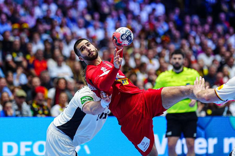 Uros Kojadinovic, da Sérvia, em ação frente à Alemanha