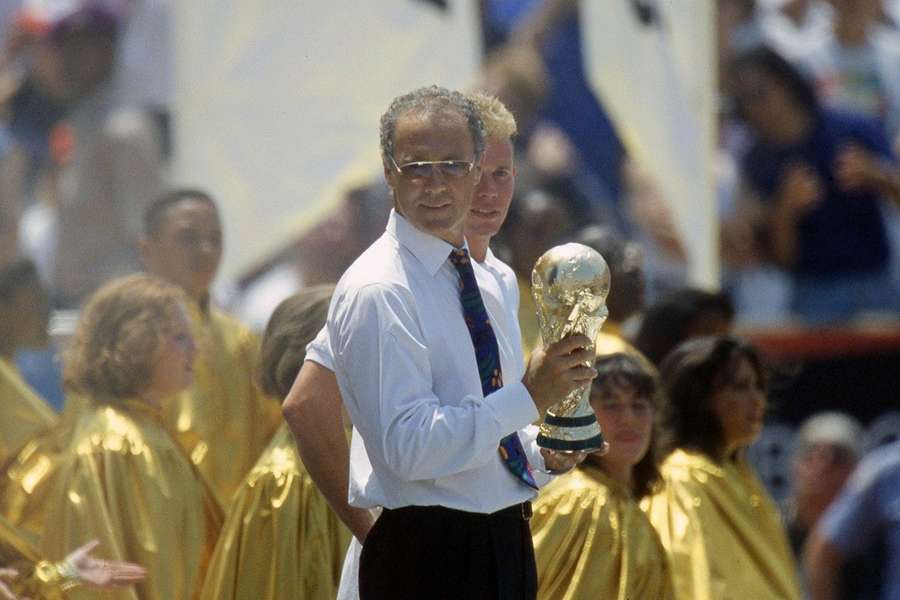 Beckenbauer celebra uno de sus éxitos.