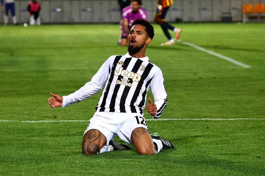 L'esultanza di Douglas Luiz L'esultanza di Douglas Luiz