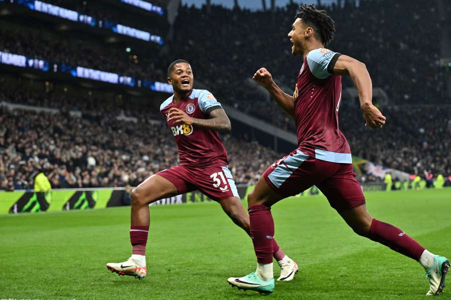 Ollie Watkins comemora o segundo golo do Aston Villa contra o Tottenham