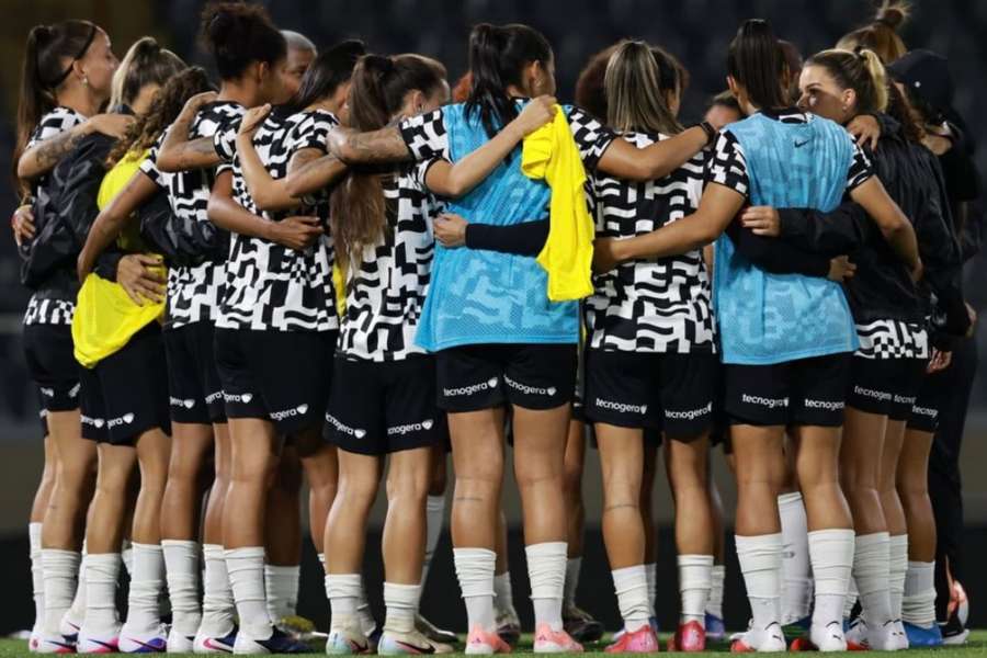 Jogadoras do elenco feminino reunidas antes de um jogo do clube Jogadoras do elenco feminino reunidas antes de um jogo do clube