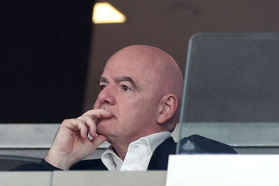 Gianni Infantino foi registrado pelas lentes dos fotógrafos durante partida entre Giants e Cowboys, no MetLife