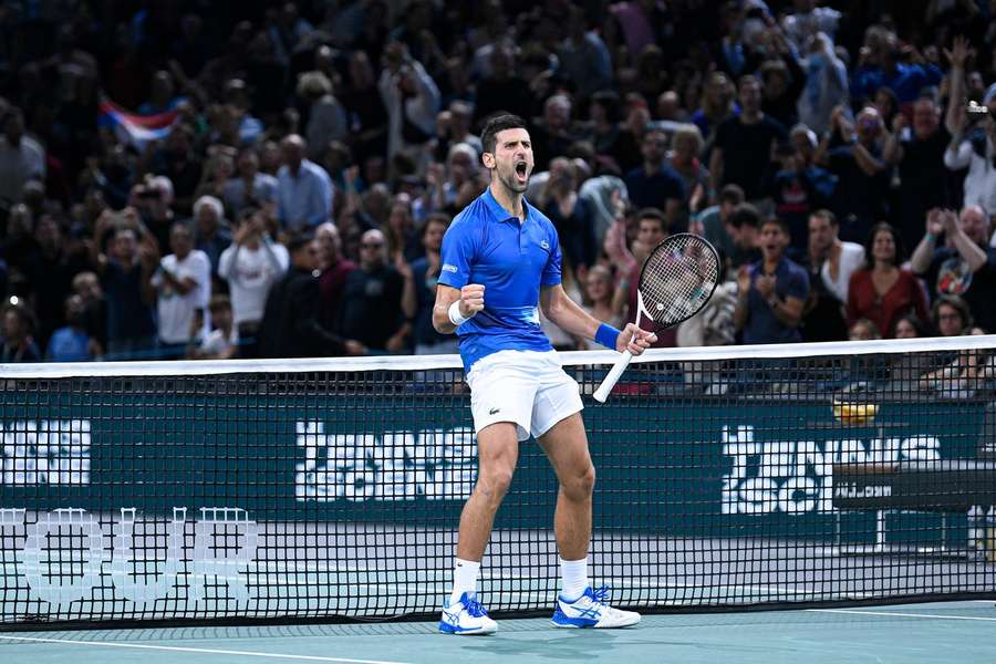 Novak Djokovic jubler efter duel i semifinalen ved Paris ATP. 