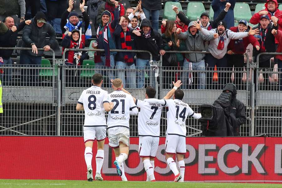 Riccardo Orsolini cieszy się z gola strzelonego przeciwko Venezii