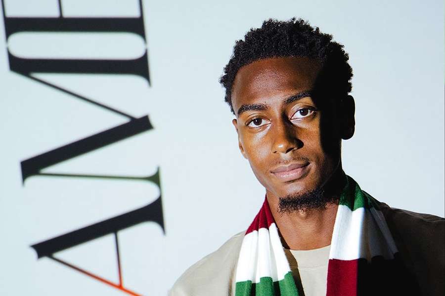 Hamed Dramé com as novas cores do Estrela da Amadora