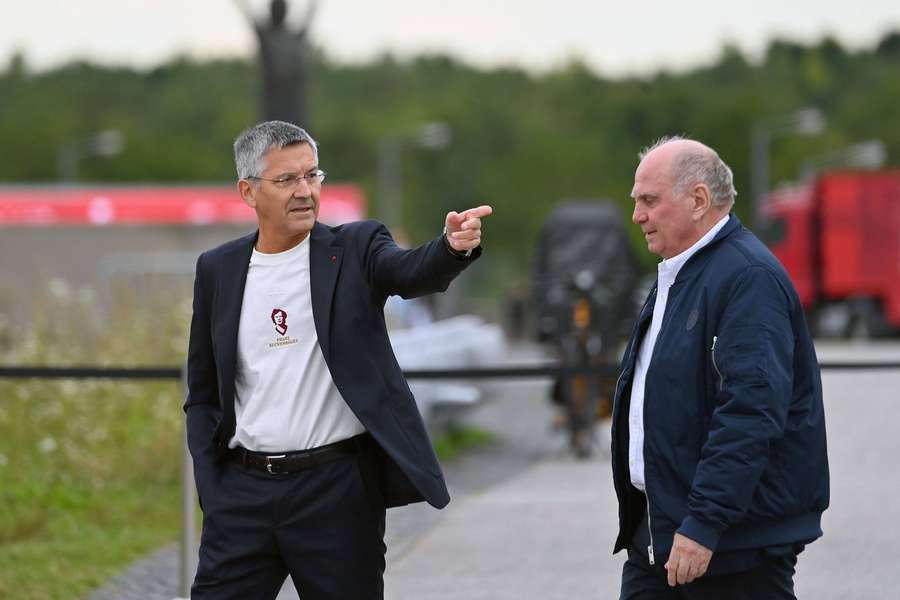 Hainer (l.) udn Hoeneß stehen hinter der Aktion "Forever Number 1 - Der FC Bayern Erinnerungskoffer"