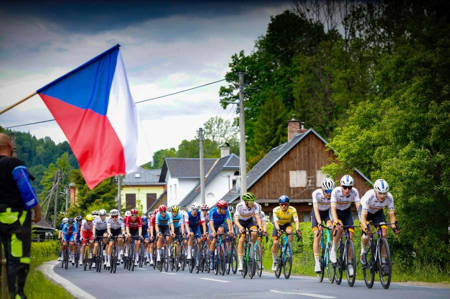 Peloton se opět prožene českou krajinou. Peloton se opět prožene českou krajinou.