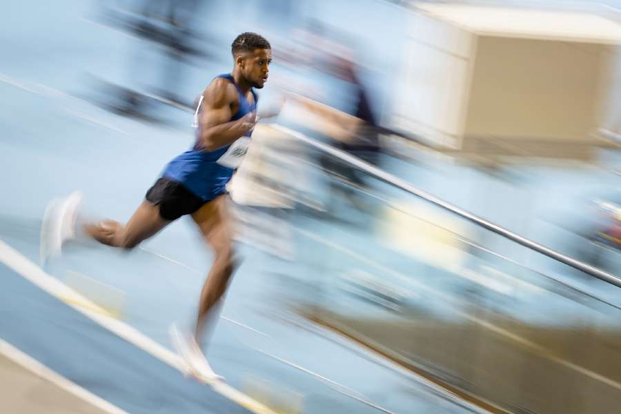 Isayah Boers in actie op de 400m tijdens de eerste dag van de Nederlandse kampioenschappen indoor atletiek in het Omnisportcentrum