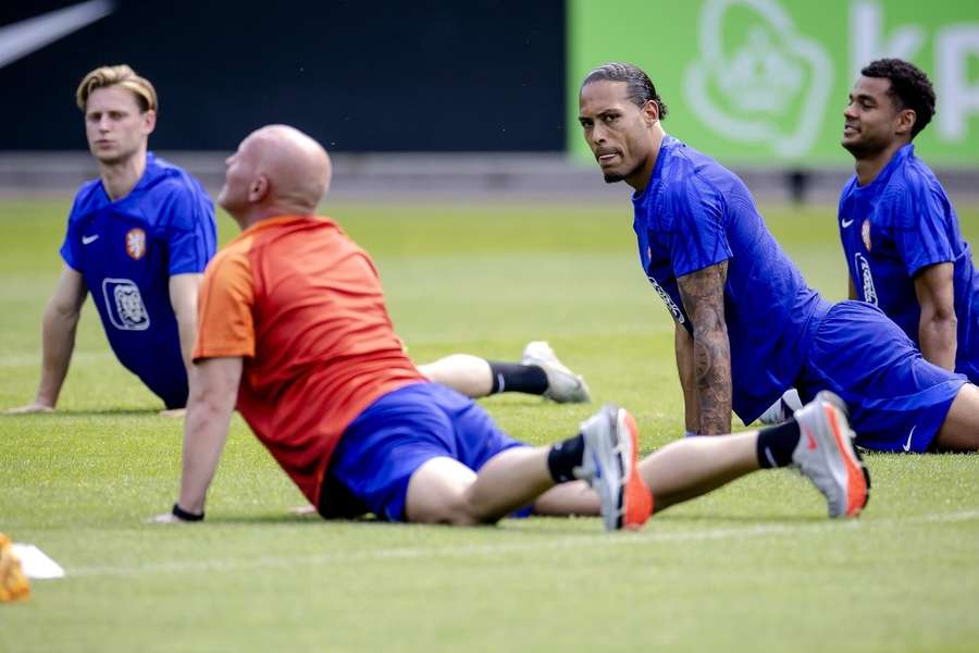 Frenkie de Jong (L), Virgil van Dijk en Cody Gakpo worden aan de aftrap verwacht