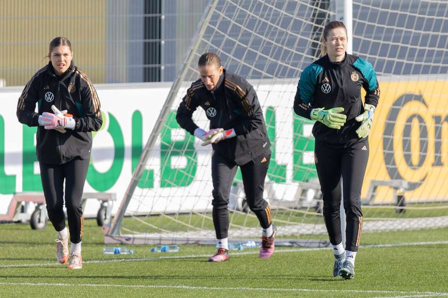 Johannes (r.) steht gegen Österreich im Tor, Berger reiste am Dienstag ab