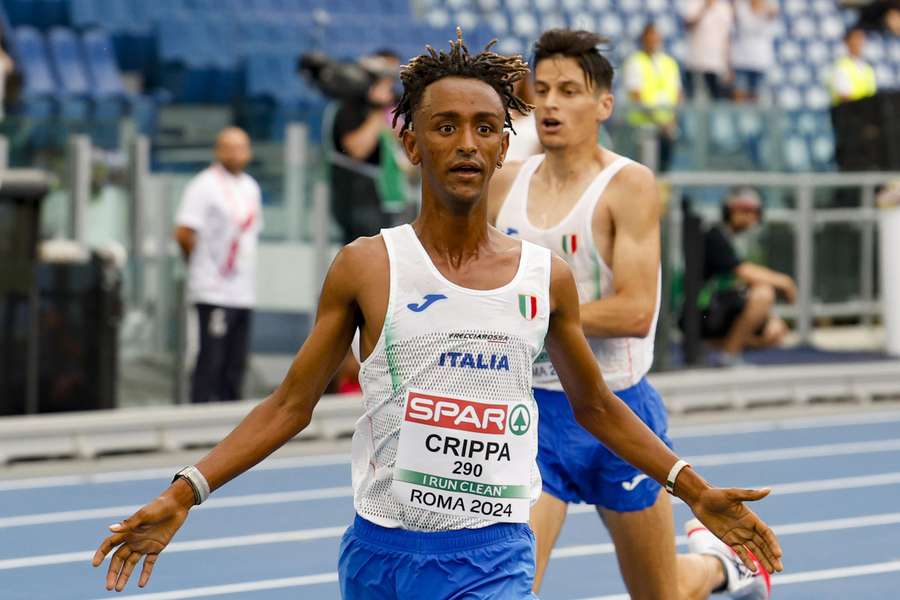 Yemaneberhan Crippa viert de overwinning op de halve marathon van Rome