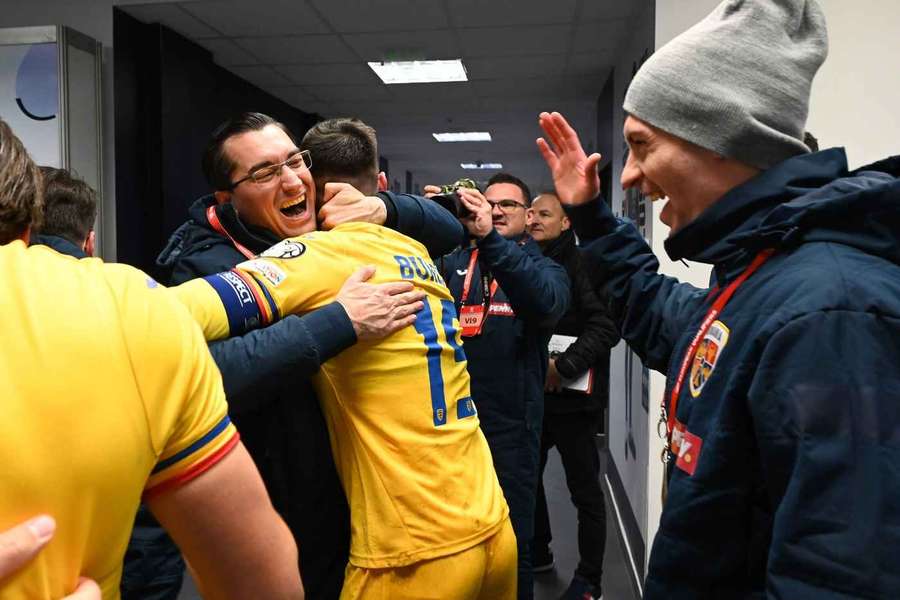 Burleanu îl îmbrățișează pe Burcă Burleanu îl îmbrățișează pe Burcă