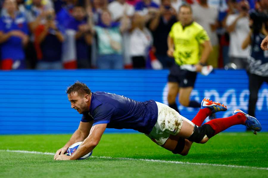 Anthony Jelonch scores a try for France