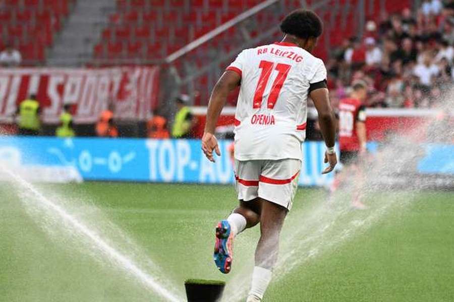 Lois Openda bisou e foi decisivo no triunfo do RB Leipzig