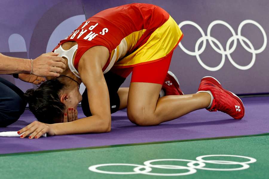 Carolina Marin em lágrimas após a lesão