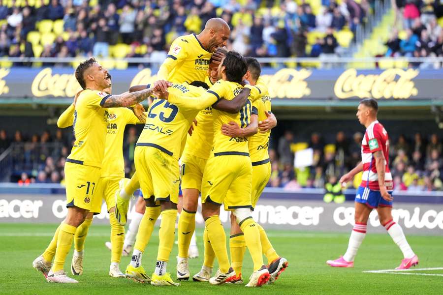 Il Villarreal festeggia il gol di Sorloth