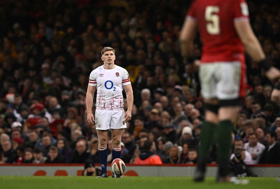 England's fly-half Owen Farrell prepares to take a penalty kick