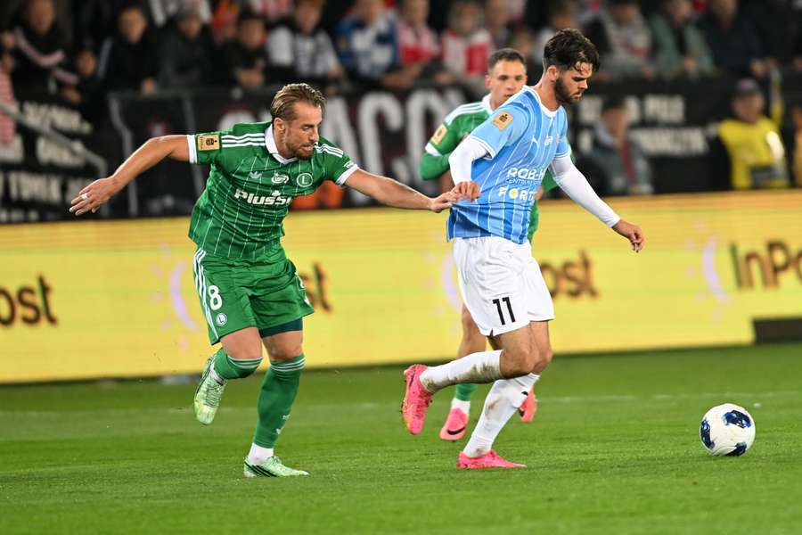 Zawodnik Cracovii Lasse Nordas (P) i Rafał Augustyniak (L) z Legii Warszawa podczas meczu 11. kolejki Ekstraklasy w Krakowie.