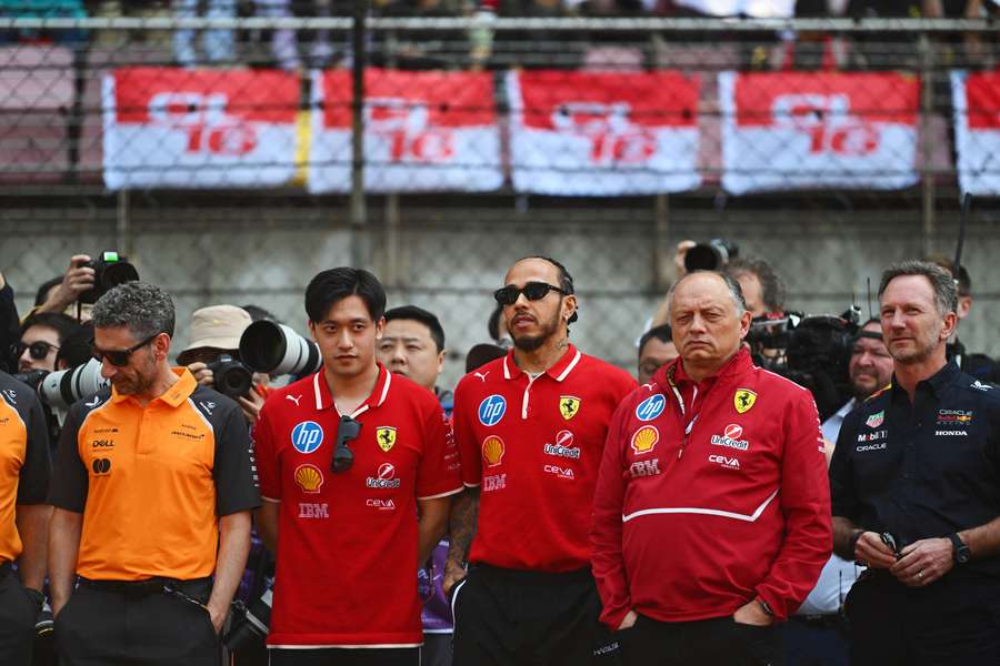 Hamilton y Vasseur, en el centro vestidos de rojo