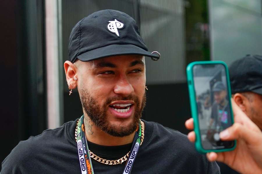 Neymar, estrela do PSG, entra em confronto com as autoridades brasileiras