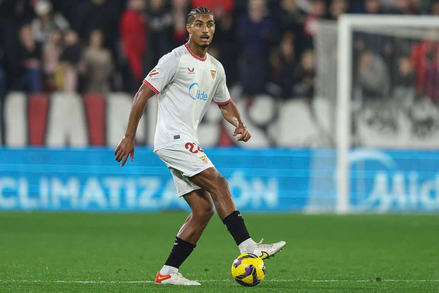 Liverpool to get clear run at Sevilla defender Bade