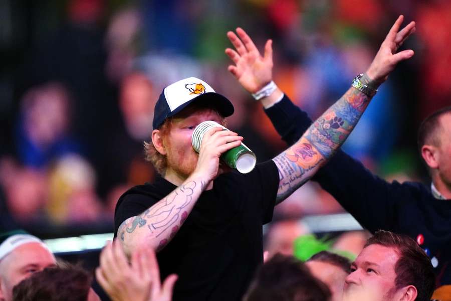 Ed Sheeran si čas na šipkách skutečně užil.