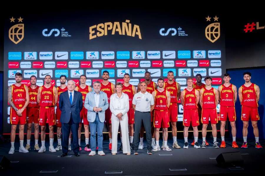 Los jugadores de España en la presentación en la sede de Endesa