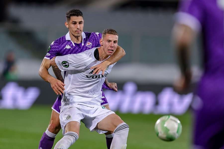 Suf Podgoreanu (R) in de laatste zestien van de Conference League tegen Fiorentina