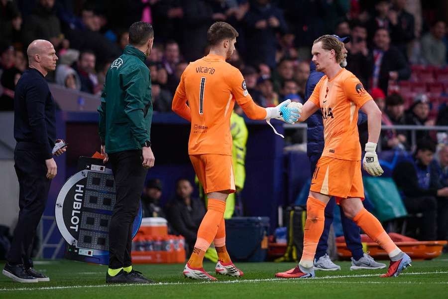 Vicario a Kinský během zápasu Ligy mistrů na Atlétiku. Vicario a Kinský během zápasu Ligy mistrů na Atlétiku.