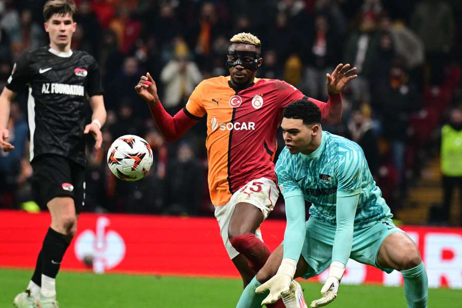Osimhen frente a Jayden Owusu-Oduro Osimhen frente a Jayden Owusu-Oduro