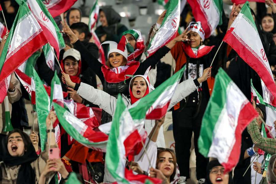 Mulheres iranianas estiveram no estádio Azadi a apoiar a seleção