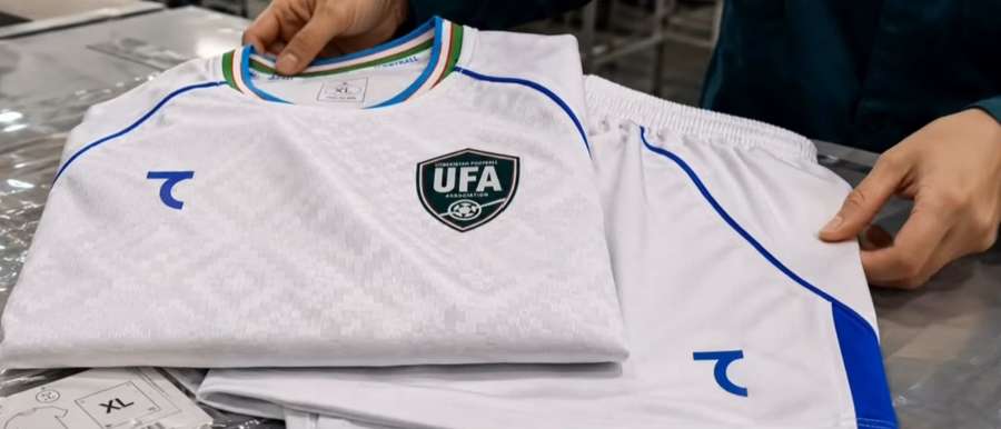Das Auswärtstrikot spiegelt das Heimtrikot in Weiß