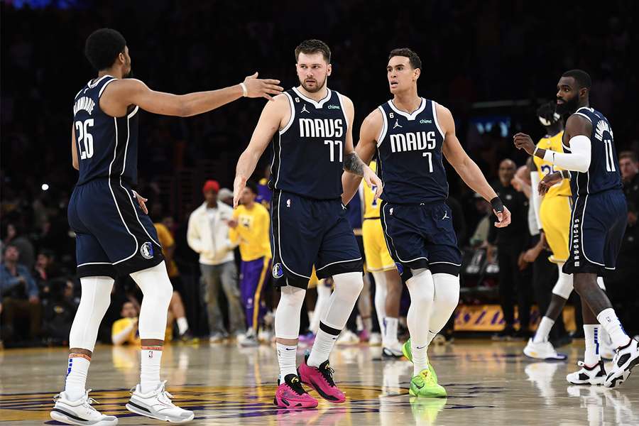 Mavericks sobrevivem a dois prolongamentos e vencem Lakers