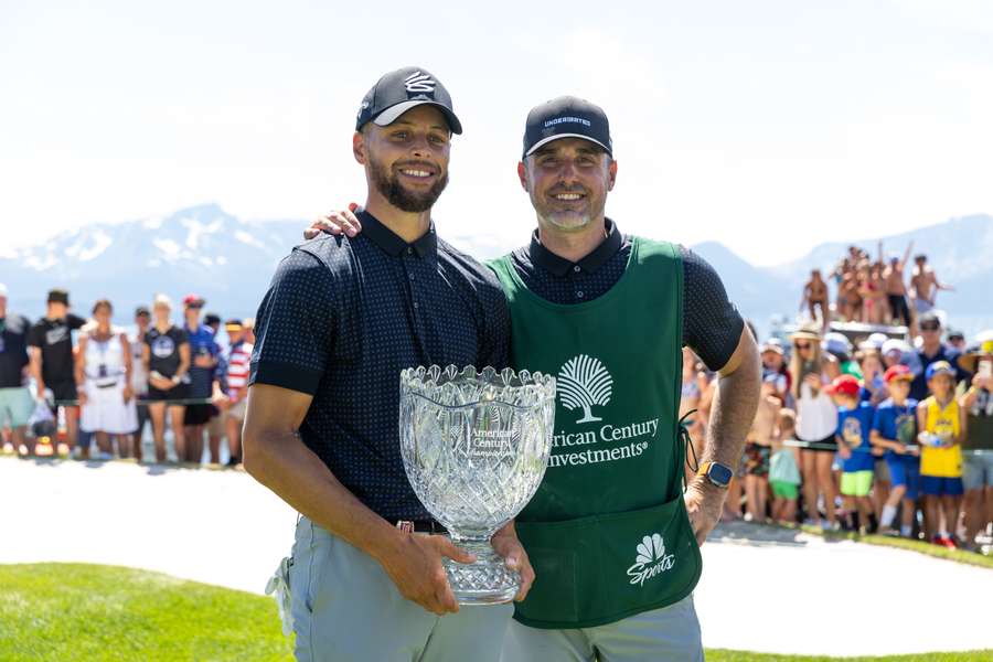 Basketball-Profi Stephen Curry durfte in Stateline eine ungewohnte Trophäe bejubeln.