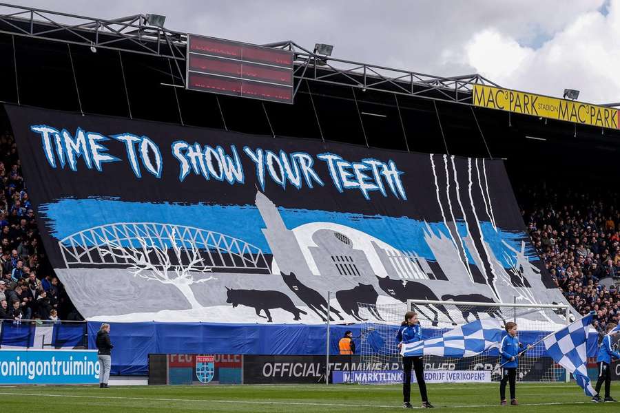 Een megadoek tijdens de IJsselderby van afgelopen seizoen