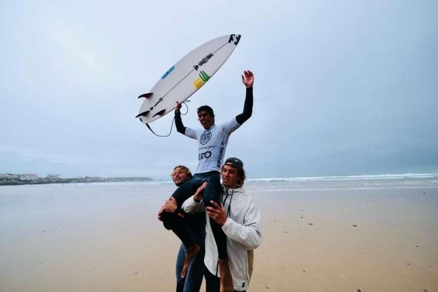 Joaquim Chaves saiu em ombros na praia do Lagido, em Peniche