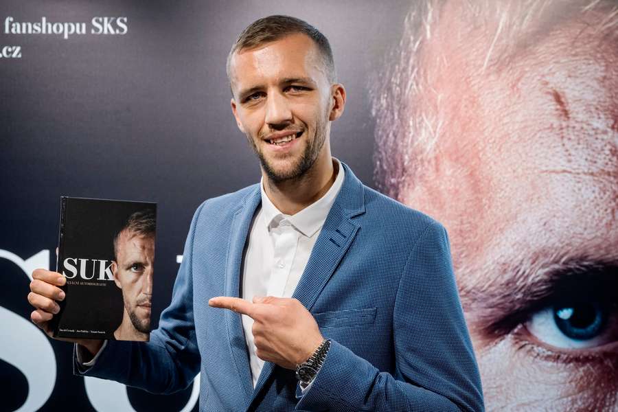 Tomáš Souček se svou autobiografií.