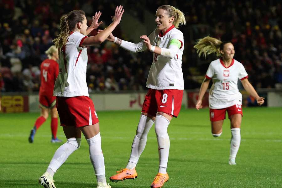 Paulina Tomasiak świętuje zdobycie czwartej bramki dla swojej drużyny z Eweliną Kamczyk podczas meczu towarzyskiego pomiędzy Walią a Polską. Paulina Tomasiak świętuje zdobycie czwartej bramki dla swojej drużyny z Eweliną Kamczyk podczas meczu towarzyskiego pomiędzy Walią a Polską.