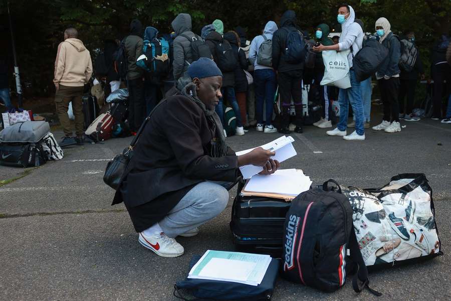 Um edifício nos subúrbios de Paris que chegou a albergar cerca de 450 imigrantes começou esta quarta-feira a ser evacuado